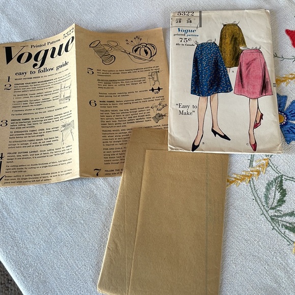 Vogue printed pattern for a gored skirt, ca 1960's, #5322, Waist 28", Hip 38" - Picture 5 of 6